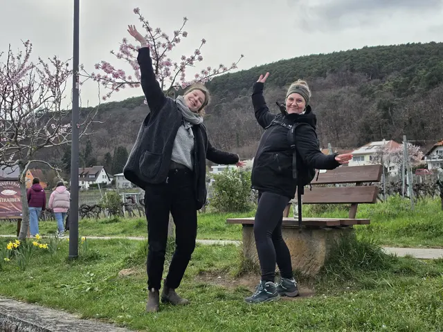 Trotz Wolken und kühleren Temperaturen herrschte am ersten Wochenende gute Stimmung beim Mandelblütenfest in Gimmeldingen  | Foto: Eva Bender