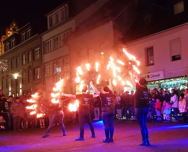 Eine Feuershow - ein Highlight - der Osterkirmes in Kusel | Foto: Daniela Braun/Gratis