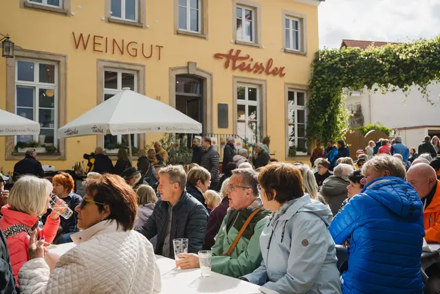 Wie es sich für Bad Dürkheim gehört, werden beste einheimische Weine und Sekte angeboten.
 | Foto: Vassilios Chorozidis