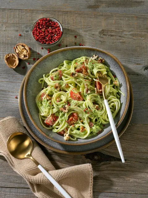 Dieser Nudelsalat mit Walnuss-Pesto und Kirschtomaten wird aus dem dünneren Bruder der Spaghetti gemacht - den Spaghettini. | Foto: dpa