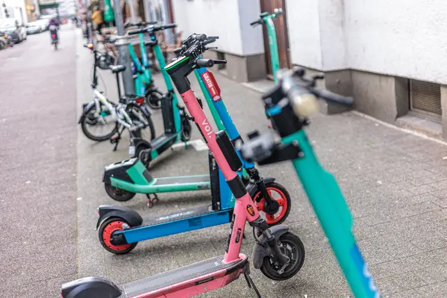 E-Scooter-Nutzer müssen sich ab April 2026 an neue Regeln gewöhnen | Foto: Paul Needham