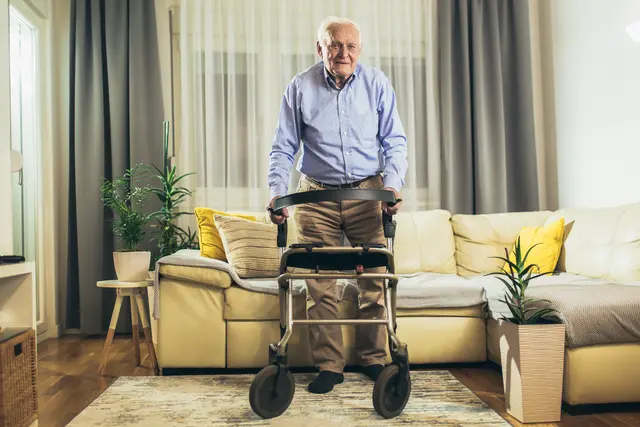 Sicher mit dem Rollator unterwegs sein gelingt besser, wenn Griffhöhe und Bremsen passen und typische Bewegungen wie Drehen oder Hinsetzen geübt sind. | Foto: Mediteraneo/stock.adobe.com