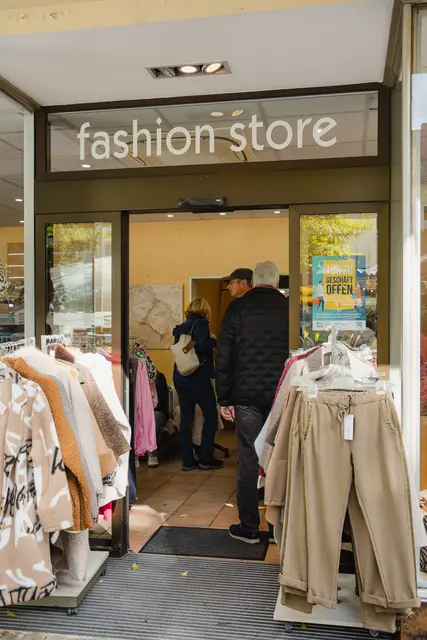 Der Verkaufsoffene Sonntag lädt von von 13 bis 18 Uhr zum Einkaufen, Stöbern und Genießen ein. | Foto: Vassilios Chorozidis