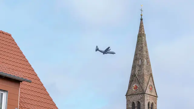 Eine C-130 „Hercules“ im Tiefflug über Fehrbach: Die Transportmaschine zieht dicht an Dächern und am Kirchturm der Kirche St. Josef vorbei. | Foto: Erik Stegner