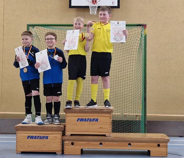 Medaillienfreude Bolanden (v.l. Moritz Geißler und Mio Simon) hinter Klein-Winternheim in der U11-Klasse | Foto: |szip