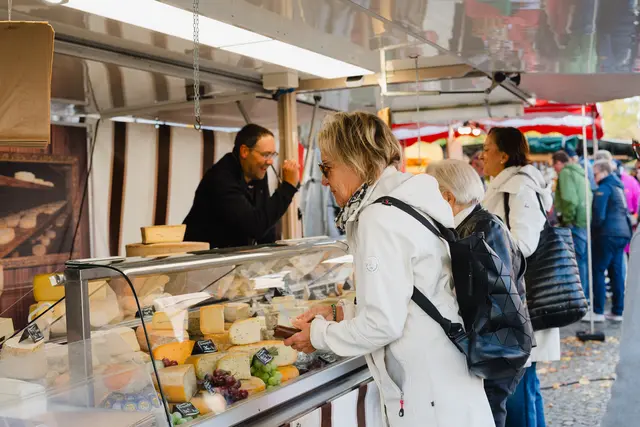 Es gibt viel zu entdecken: Ob an der Käsetheke, beim Floristen oder am Obststand - hier wird jeder fündig. | Foto: Vassilios Chorozidis