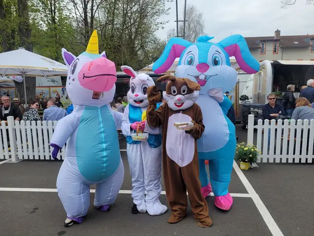 Die Osterhasen warten auf die Besucherinnen und Besucher der Osterkirmes in Kusel | Foto: Daniela Braun/Gratis