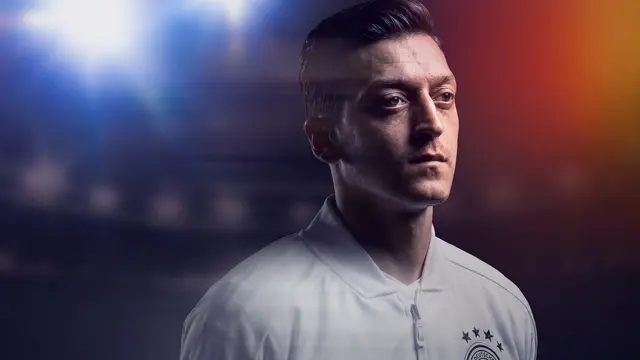 „Mesut Özil – zu Gast bei Freunden“. | Foto: ZDF, Foto: picture alliance/M. Gilliar