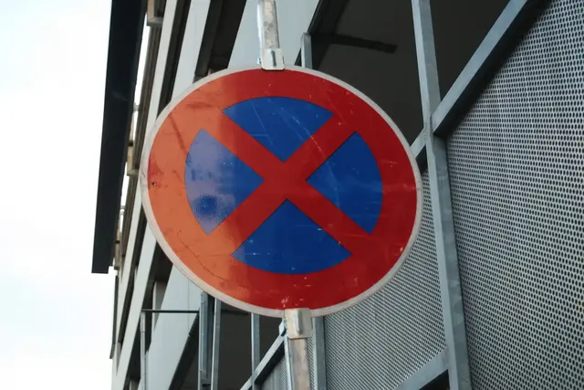 Zwei Halteverbotsschilder, die wegen anstehender Markierungsarbeiten aufgestellt worden waren, wurden gestohlen | Foto: Charlotte Basaric-Steinhübl