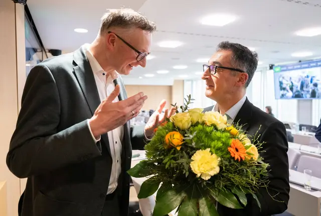 Der bisherige Fraktionschef der Grünen im Landtag, Andreas Schwarz (links), bleibt zunächst weiter Vorsitzender der Fraktion. (Archivbild) | Foto: dpa