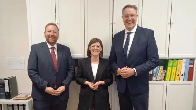 v.l.n.r.: Bürgermeister Mike Schönlaub, Schulleiterin Julia Mayer, Ministerpräsident Alexander Schweitzer  | Foto: VG Kandel/frei