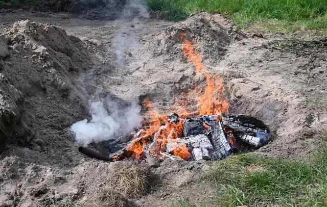 Grubenbrand - jahrtausendealtes Verfahren zum Brennen von Tonwaren | Foto: Andrea Abt