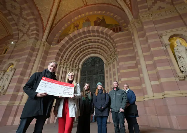 Freude über den Scheck der Dr.-Albrecht-und-Hedwig-Würz-Stiftung in der Bürgerstiftung der Sparkasse Südpfalz (v.l.n.r.): Domdekan Dr. Georg Müller, Christin Sauer, Vorständin der Bürgerstiftung der Sparkasse Südpfalz, Diplom-Restauratorin Anne Lackner, Dombaumeisterin Hedwig Drabik, Steinmetz Tobias Uhrig und Architektin Marta Schiedermaier  | Foto: Domkapitel Speyer/Klaus Landry