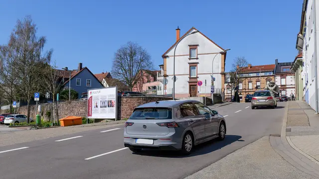 In der Volksgartenstraße in Pirmasens beginnen am Montag die Bauarbeiten an den Gas- und Wasserleitungen. Der Abschnitt zwischen Hohenzollernstraße und Friedhofstraße wird dafür rund neun Wochen voll gesperrt. | Foto: Erik Stegner