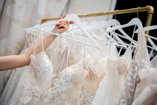Wer ein Brautkleid sucht, hat die Qual der Wahl - auch bei der Frage: Online kaufen oder im stationären Handel? (zu dpa: «Geht das? Stilvoll sparen bei der Hochzeitskleidung») | Foto: dpa