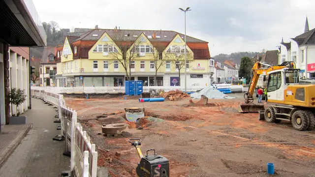 Blick auf die Großbaustelle am „Pallmanns Eck“ in der Kaiserstraße in Landstuhl: Im dritten Bauabschnitt laufen derzeit umfangreiche Tiefbauarbeiten. Bagger, Baugruben und neue Leitungen prägen derzeit das Bild im Zentrum der Stadt. | Foto: Mattia De Fazio
