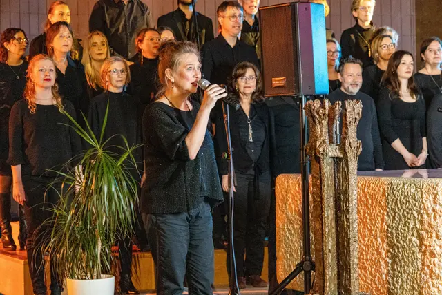 Gemeinsam mit Jeannete Friedrich und einer tollen Solistin  „We are the world“ setzte der Chor einen fulminanten Schlussakkord für diesen Abend. | Foto: Wolfgang Neuberth