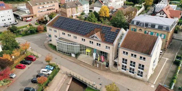 Auch das Rathaus der Verbandsgemeinde Annweiler am Trifels erzeugt und nutzt Solarstrom | Foto: vgv