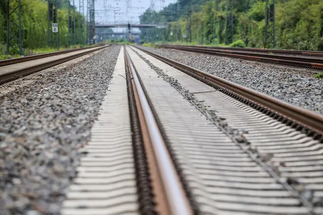 Sperrungen der linken Rheinstrecke werden demnaächst den Zugverkehr ausbremsen (Symbolbild) | Foto: dpa