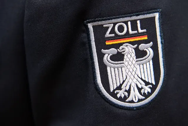 An der Razzia des regionalen Ermittlungszentrums der Finanzkontrolle Schwarzarbeit des Hauptzollamtes Frankfurt beteiligten sich rund 380 Einsatzkräfte. (Symbolbild)  | Foto: dpa