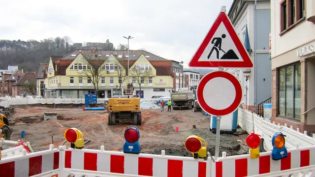 Blick auf die Großbaustelle am sogenannten „Pallmanns Eck“ in der Kaiserstraße in Landstuhl: Im dritten Bauabschnitt werden derzeit unter anderem neue Wasserleitungen und Kanäle verlegt. Die Arbeiten sollen nach aktuellen Planungen bis Ende 2026 dauern. | Foto: Mattia De Fazio