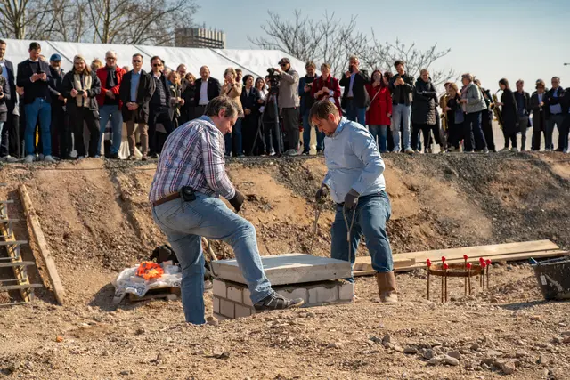 Einmauern der Zeitkapsel für das Forum Deutsche Sprache in den Grundstein | Foto:  Nikola Haubner/Forum Deutsche Sprache