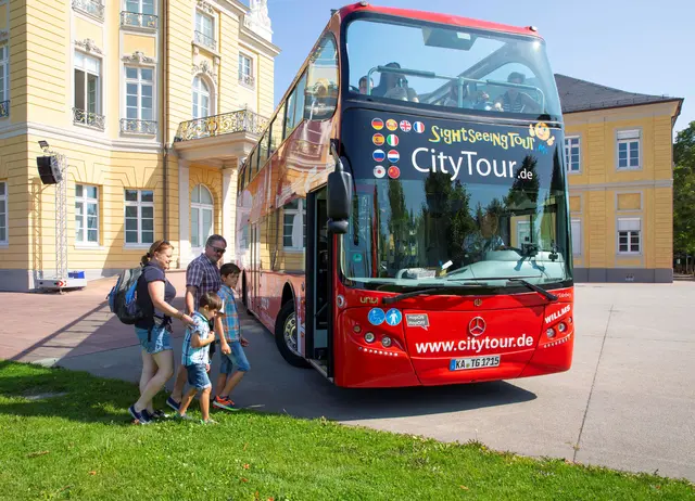 Im roten Doppeldeckerbus lassen sich die schönsten Sehenswürdigkeiten Karlsruhes bequem nach dem Hop-On Hop-Off-Prinzip entdecken. | Foto: KTG Karlsruhe Tourismus GmbH, Foto: Jürgen Rösner