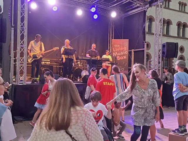 Straßen, Plätze und Bühnen werden beim Festival „ALLES MUSS RAUS!“ zu Orten der Begegnung und Vielfalt | Foto: Monika Klein