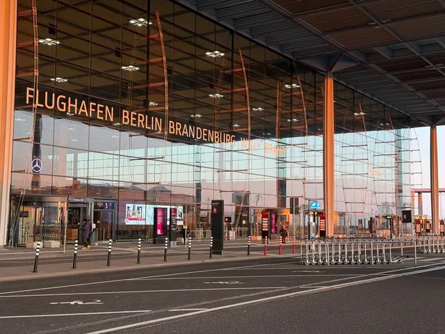 Der Flughafen war aufgrund eines Warnstreiks am Morgen nahezu menschenleer. | Foto: dpa