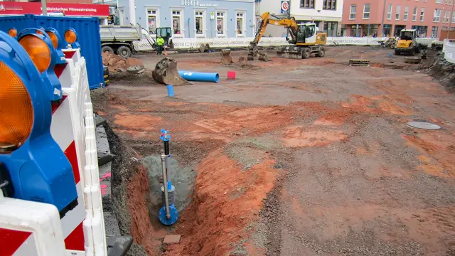 Auf der Großbaustelle am „Pallmanns Eck“ in der Kaiserstraße in Landstuhl laufen derzeit umfangreiche Tiefbauarbeiten. Im dritten Bauabschnitt werden unter anderem neue Wasserleitungen und Kanäle verlegt, bevor anschließend die Oberfläche der Straße neu aufgebaut wird. | Foto: Mattia De Fazio