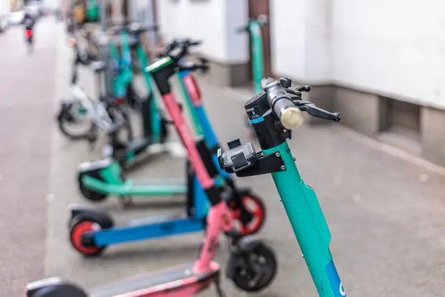die Anzahl von Miet-Scootern in Heidelberg wird ab April 2026 drastisch begrenzt | Foto: Paul Needham