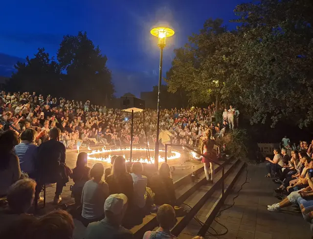 Das dreitägige Festival mit vielen Höhepunkten – auf dem Foto ist eine Feuershow im vergangen Jahr zu sehen – lockt Tausende Menschen in die Lautrer Innenstadt  | Foto: Monika Klein