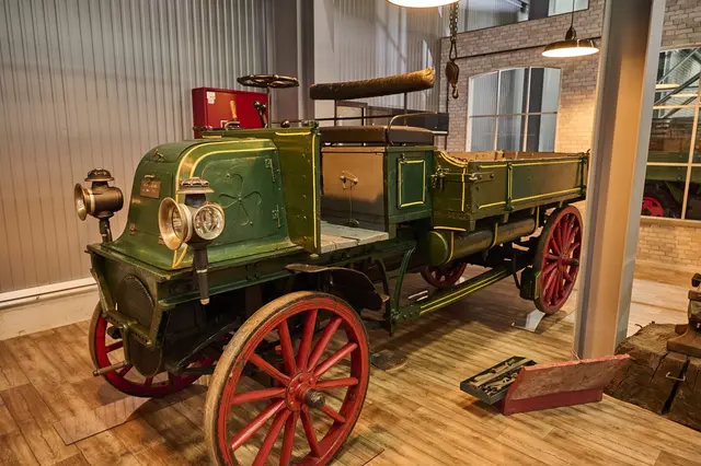 In der gläsernen Werkstatt wird der Daimler Kardan-Lastwagen von 1899, das 
älteste Fahrzeug der Sonderausstellung, überholt und soll im Frühjahr 2026 
wieder aus eigener Kraft fahren | Foto: TMSNHSP