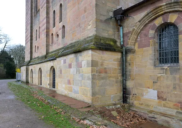Der untere Sockelbereich und die Bodenplatten sind bereits gereinigt. Das Gesims kommt in einem nächsten Schritt an die Reihe | Foto: Domkapitel Speyer/Klaus Landry