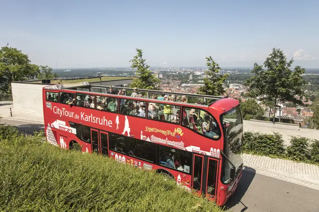 Zehn markante Haltepunkte im Stadtgebiet bieten mit dem 24-Stunden-Ticket die Möglichkeit, die Stadt ganz nach eigenem Tempo zu erkunden. | Foto: KTG Karlsruhe Tourismus GmbH, Foto: Jürgen Rösner