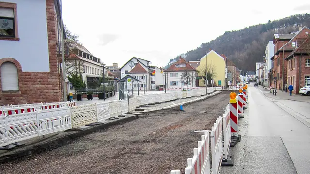 Baustelle in der Kaiserstraße in Landstuhl: Im Bereich rund um das „Pallmanns Eck“ wird derzeit der dritte Bauabschnitt umgesetzt. Die Straße wird dabei abschnittsweise erneuert, während eine Fahrspur für den Verkehr weiterhin offen bleibt. | Foto: Mattia De Fazio