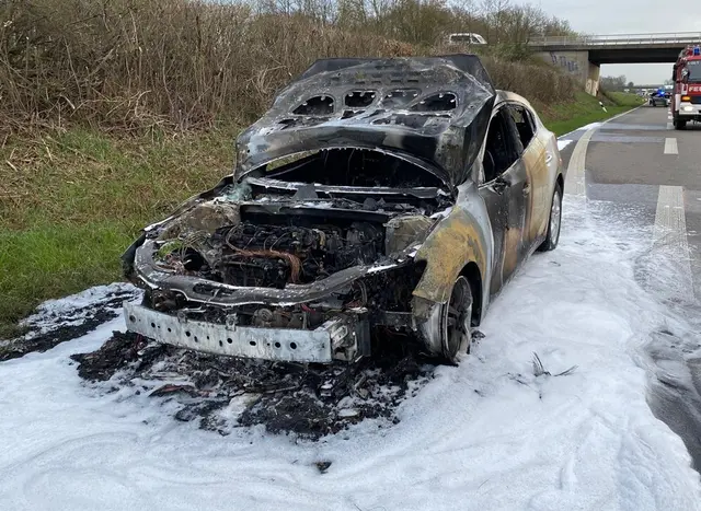 Technischer Defekt löst Fahrzeugvollbrand auf A65 aus | Foto: Polizeiinspektion Edenkoben