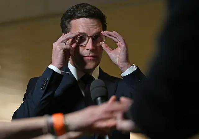 Es geht um derzeit vier Screenshots aus sozialen Medien, ein Schreiben sowie ein Faltblatt mit CDU-Wahlwerbung, auf dem ein Bild von Hagel mit einem Stift bearbeitet wurde. (Archivbild)  | Foto: dpa