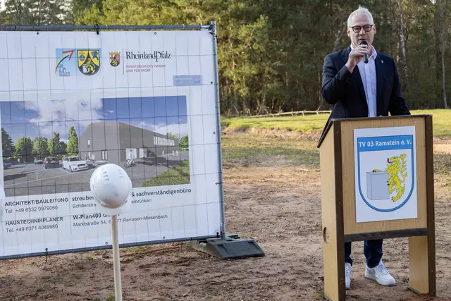 Bürgermeister Ralf Hechler bei seinem Grußwort | Foto: Stefan Layes