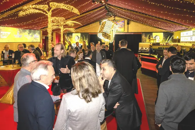 Smalltalk im Foyer: Es lebe das "Netwörk". | Foto: Foto: Hyp Yerlikaya