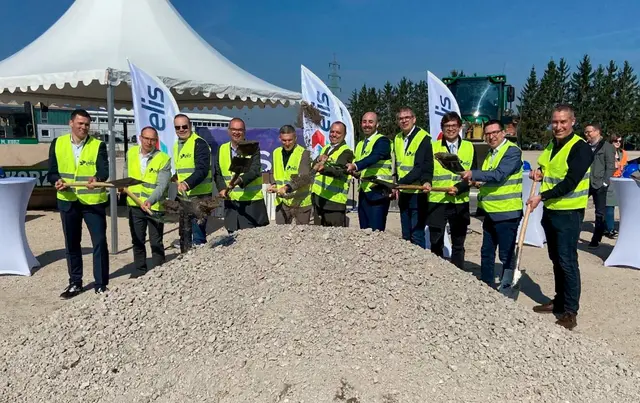 Spatenstich für den Neubau: Vertreter von Elis, Politik und Projektpartnern geben in Landstuhl den Startschuss für die neue Großwäscherei. | Foto: Elis-Groupe