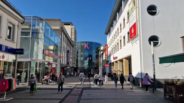 Die mit Haftbefehl gesuchte Frau fiel den Polizisten beim Einkaufen in einer Mall in der Innenstadt auf | Foto: Ralf Vester