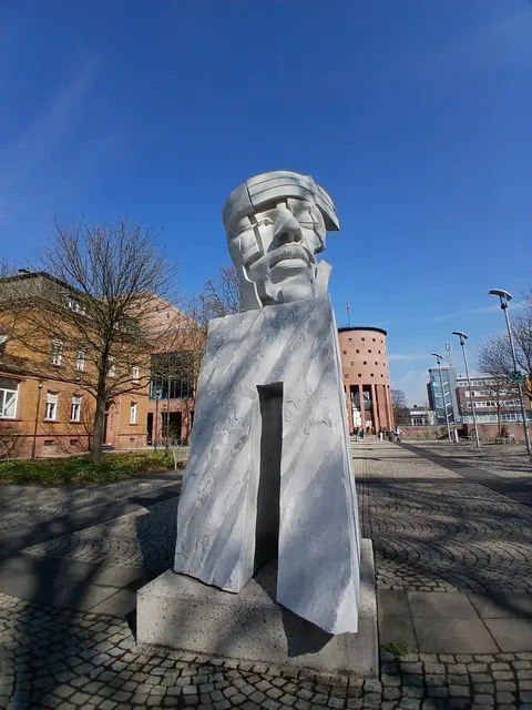 Frisch gereinigt: die Masen am Pfalztheater | Foto: Stadt KL/gratis
