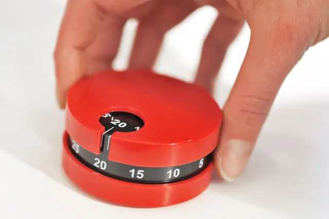 Eine Küchenuhr dient bei der Pomodoro-Technik als Taktgeber: So befasst man sich zum Beispiel für 25 Minuten mit einer Aufgabe, danach gibt es eine Pause. (zu dpa: «Arbeitstechnik: Effizienz steigern mit der Pomodoro-Methode») | Foto: dpa