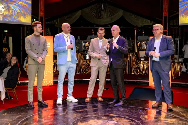 Podiumsdiskussion an ungewöhnlichem Ort: Der Bühne des PALAZZO. | Foto: Foto: Hyp Yerlikaya