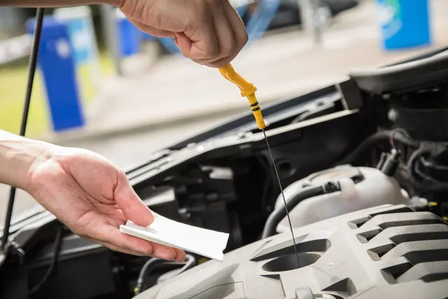 Manuelle Kontrolle bleibt wichtig: Auch bei modernen Autos mit elektronischer Anzeige empfiehlt sich der traditionelle Check mit dem Ölmessstab. (zu dpa: «Warum der manuelle Öl-Check im Auto wichtig bleibt») | Foto: dpa