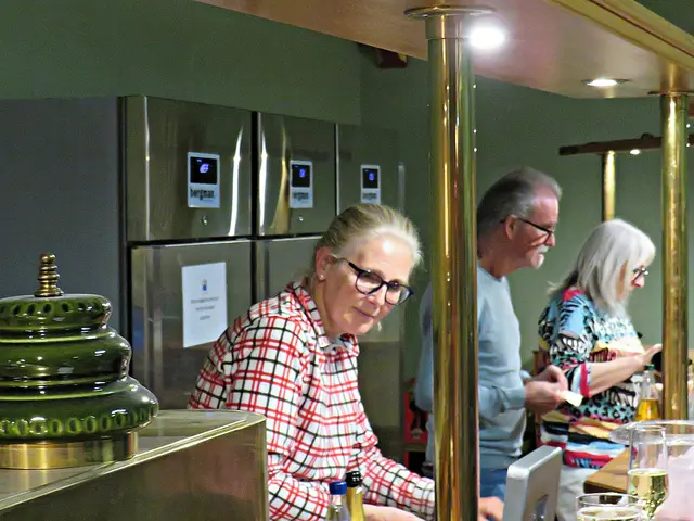 Hinter dem Tresen die ehrenamtlichen HelferInnen | Foto: Brigitte Melder