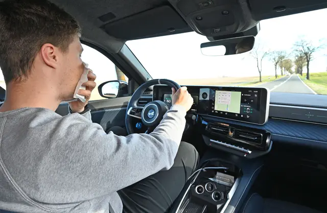 Heuschnupfen und Allergiemedikamente können die Fahrtüchtigkeit beeinträchtigen. | Foto: DEKRA SE/ Werner Popp