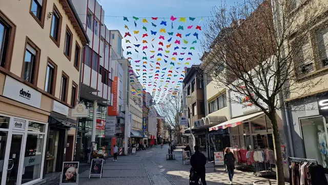 Das „Himmelsflair“ sorgt für frühlingshafte Akzente in der Fußgängerzone | Foto: Ralf Vester