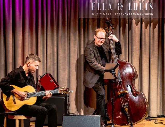 Daniel Stelter an der Konzertgitarre  der virtuose Kontrabassist Martin Simon.  | Foto: Wolfgang Neuberth